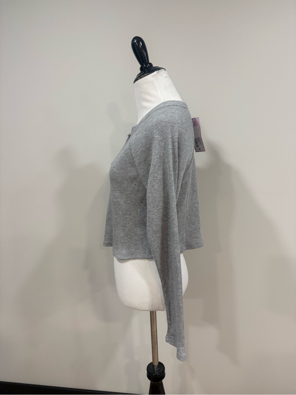Wild Fable Women’s XS Gray Waffle Knit Cropped Long Sleeve Split Neck Top NWT - Picture 2 of 7